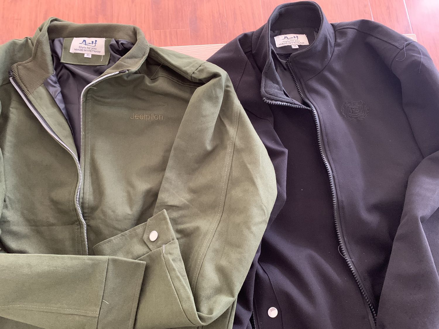 Mua hàng lần 2.
Lần 1 áo màu đen: Rất hài lòng
Lần 2 áo màu xanh: Khá được hài lòng.
- Sản phẩm ko giống ảnh
- 2 áo cùng loại nhưng chi tiết khác nhau (kiểu dáng, dây khoá, cổ tay, túi, 
- Sợi vải xanh thô hơn, vải đen mịn hơn.

Hàng chất lượng, phù hợp giá thành.
Lưu ý để các bạn có chọn màu xanh còn thấy hình thực tế, chứ lướt xem bình luận chưa thấy.