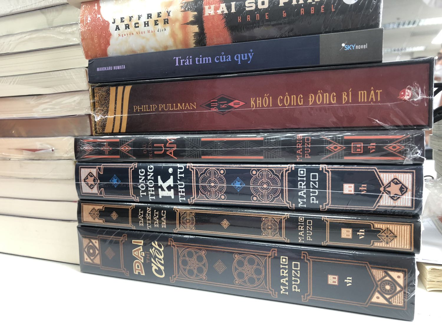 Nhân lúc Đông A giảm giá 35% nên mua cho đủ bộ. Nhìn cả 4 cuốn xếp lên nhau trông cool ngầu, thấy đáng đồng tiền bát gạo lắm ạ. Tiki giao đúng hẹn và chất lượng sách ổn nhé