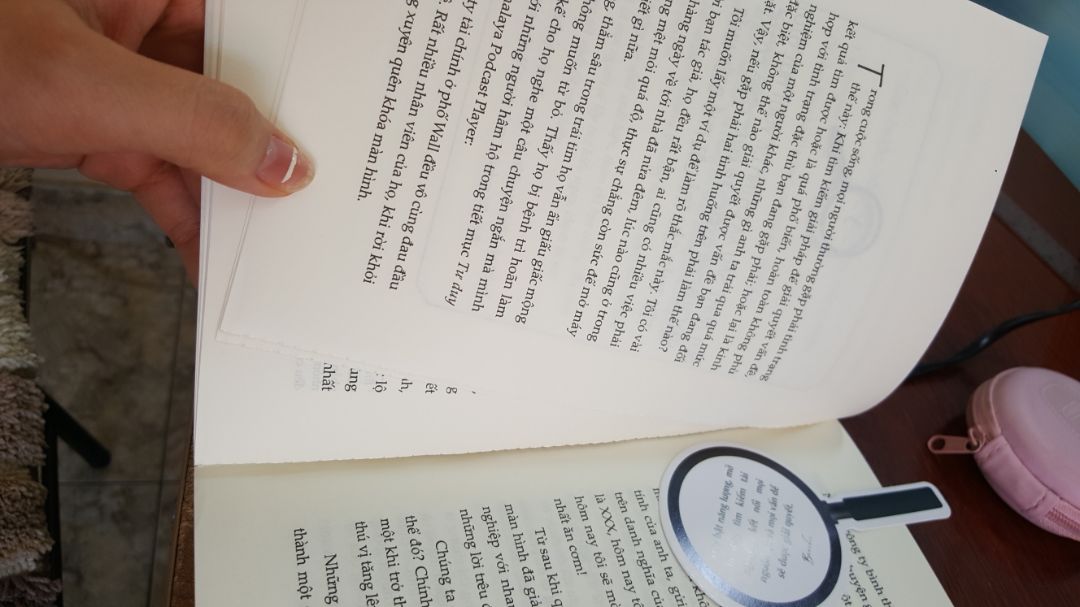 Mình mới đọc dở được 1 phần 3 cuốn mà chưa gì đã bung ra hết 1 mảng giấy rồi. Giấy cuốn này in tệ thật sự, cảm thấy giá tiền cho cuốn sách hơi cao. Chưa nói đến nội dung, riêng mảng hình thức đã làm mình không hài lòng rồi. Mong tiki xem xét lại để in ra những cuốn sách hoàn chỉnh hơn.