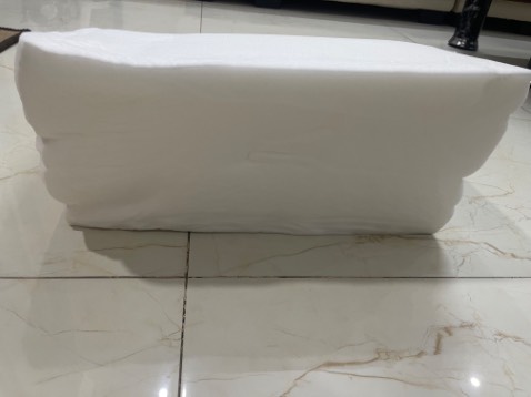 Mình không biết đây là hàng thật hay giả lun. Cảm giác không xứng với giá tiền. 
-Vỏ lùng bùng so với thân gối
-Gối móp méo, bên cao bên thấp
- Thùng đúng gói chỉ là hộp carton sơ sài