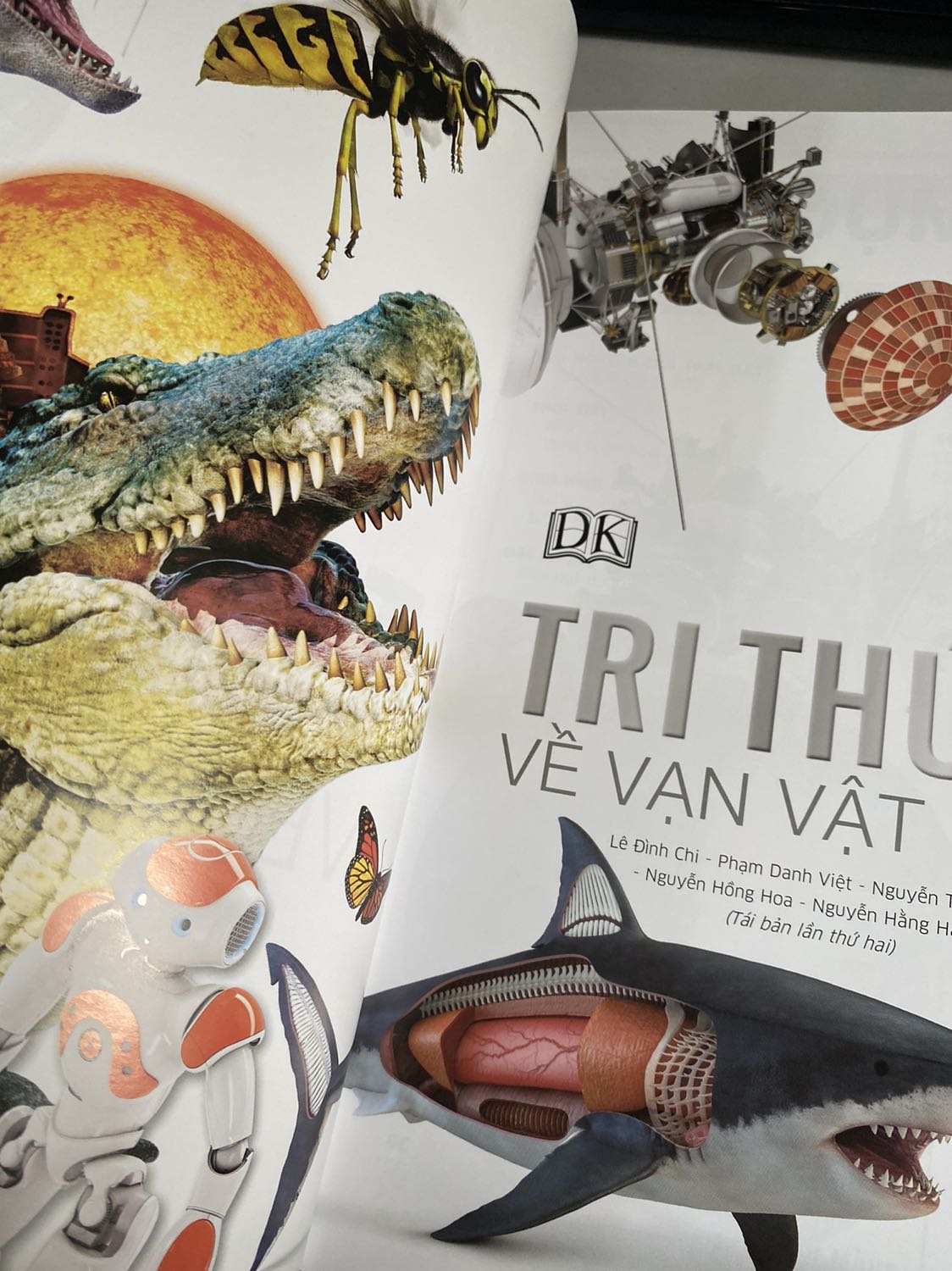 Giao hàng nhanh, đóng gói kĩ lắm luôn. Về sách thì khỏi bàn, sách in đẹp, nhiều kiến thức rất bổ ích luôn. Tuy dày nhưng mà gáy sách mình thấy khá là tốt luôn, chắc chắn, mình để sách nằm lên bàn hẳn luôn nhưng vẫn đọc được, không bị cong hay mất phần chữ nào hết. Rất đáng đồng tiền bát gạo ♥️