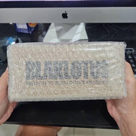 Đóng gói cẩn thận kỹ lưỡng. Hàng về nguyên vẹn
Hộp sáp quá đẹp
Mùi hương rất lạ lần đầu nghe mùi này luôn. Rất sang
Sáp gốc dầu có đất sét tạo độ khô mờ. Phù hợp cho nhu cầu giữ nếp lâu và khô như mình. Đúng bản chất thường thấy của gốc dầu là khó gội nhưng sau nước gội đầu, tóc vẫn vào nếp đẹp. Mình rất thích
Cảm ơn cskh của BLAKLOTUS nhắn tin hướng dẫn sử dụng sáp. Mình đã làm theo và hiệu quả, xoa đều sáp vào 3-4 đầu ngón tay rồi mới vuốt lên tóc khô ấm. Lên nếp rất  10đ tặng cái review