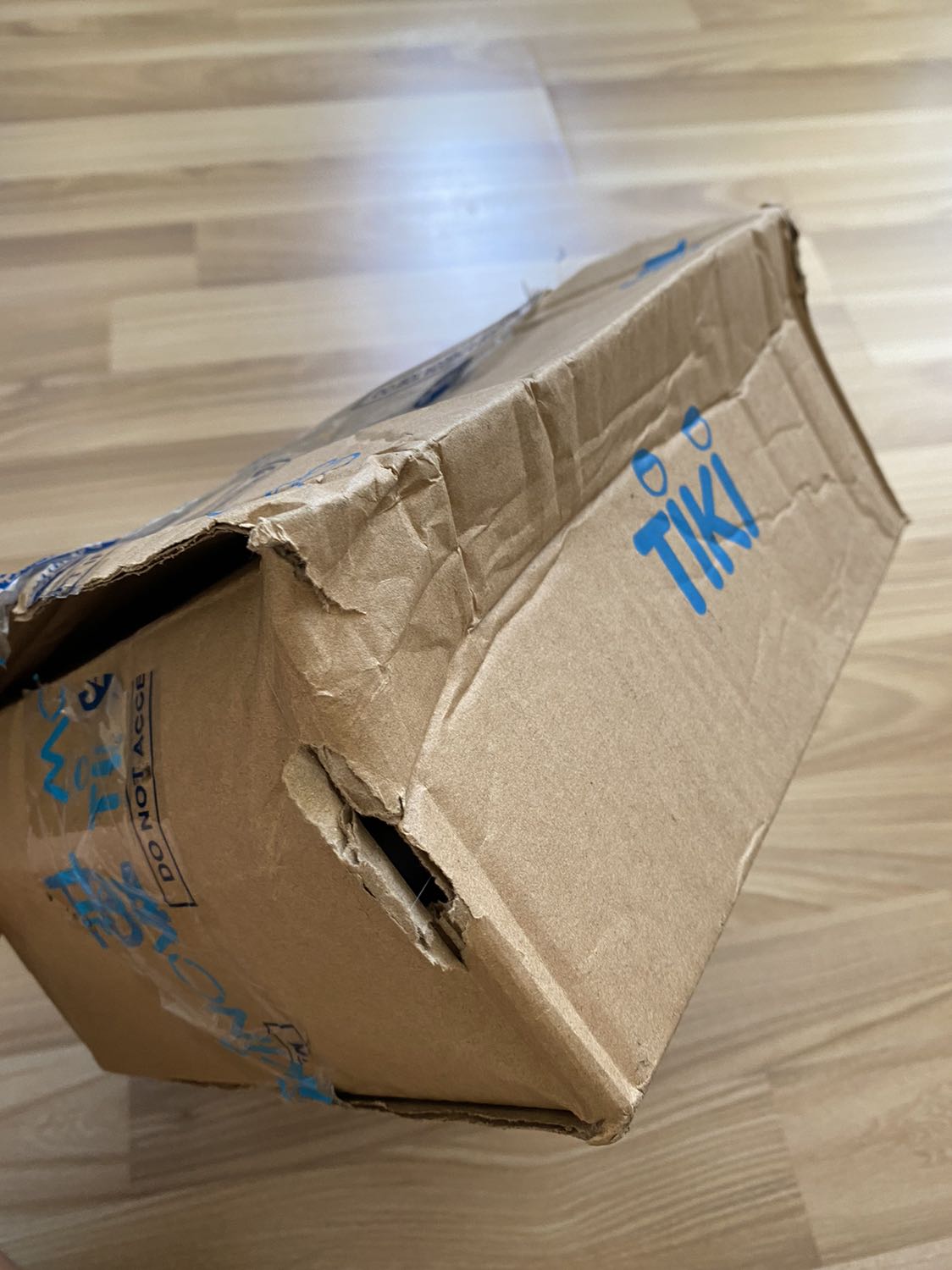 Bình thường sách mình vẫn hay ra nhà sách mua hơn để có thể lựa sách trong tình trạng tốt nhất nhưng do dịch nên đây là lần đầu tiên mình mua sách tại Tiki, và mình cảm thấy khá thất vọng cho lần trải nghiệm này. Đóng gói ko chắc chắn, thùng bị bóp méo dẫn đến sách bên trong cũng bị nhăn. Mình thật sự cảm thấy rất buồn và không hài lòng khi nhìn sách bị tình trạng như vậy, mua 5 cuốn thì đã bị hết 4 cuốn rồi, điều này làm ảnh hưởng khá nhiều đến trải nghiệm mua sắm lần đầu tiên tại đây, đặc biệt là với những người yêu sách như mình. Mong Tiki có thể tìm phương án tốt hơn trong việc bảo quản sản phẩm trong quá trình vận chuyển để có thể giao đến tay người nhận trong tình trạng nguyên vẹn.