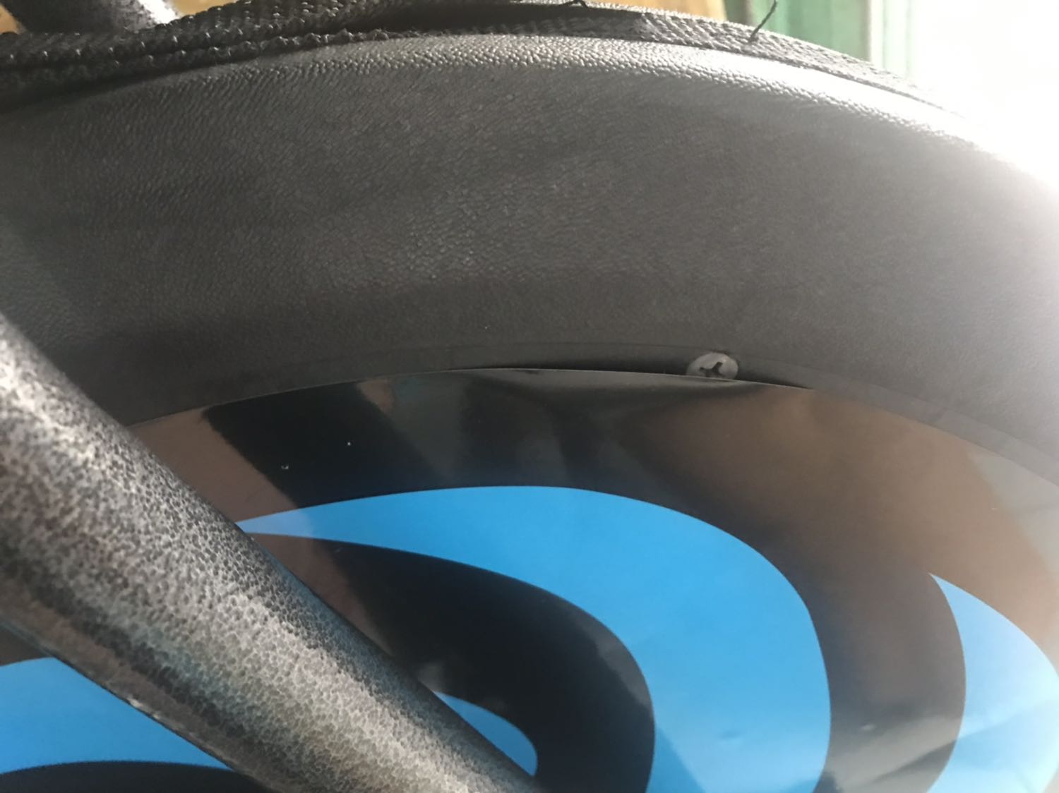 Thì ra màu xanh chỉ là miếng decal. Sau khi khui hàng ra phát hiện miếng decal nhiều chỗ bong tróc, đã dán vào lại nhưng vẫn bung, còn cái nút vặn để điều chỉnh tốc độ chỉ để làm kiểng, ko hề có tác dụng. Vì thấy cái này giao nhanh nên đặt mua. Tiếc tiền. Cái bánh xe lúc xoay phát ra âm thanh và chao đảo.Cái đồng hô đo thì siêu vẹo, phải dùng dây cột chặt vào thân máy. Quảng cáo cũng chỉ là quảng cáo, chắc do mình ko đọc kĩ. Giờ trả hàng thì có được ko?