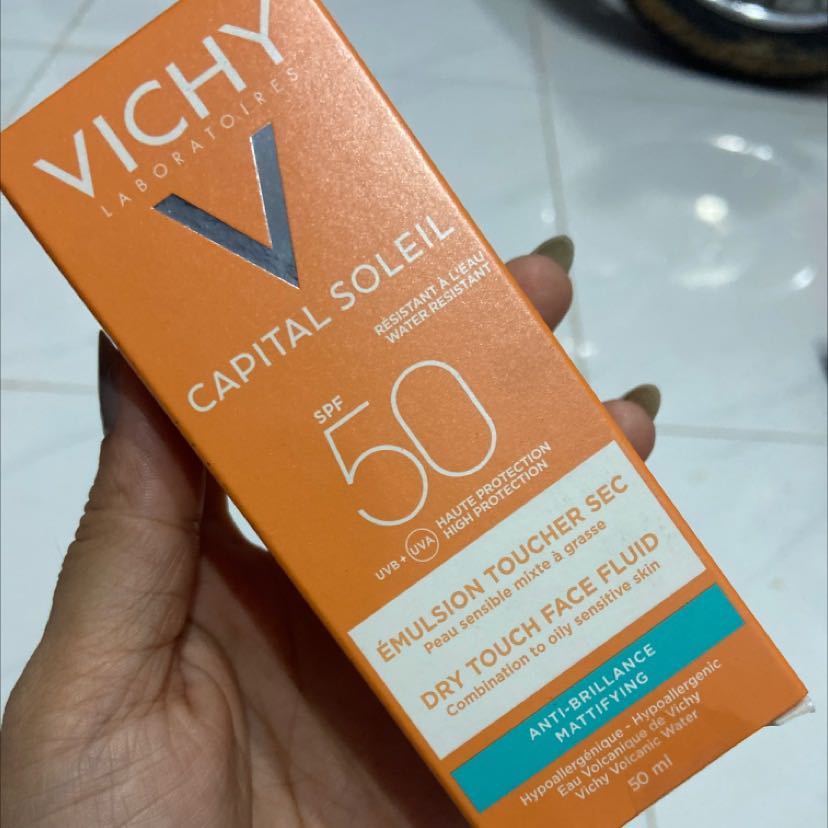 dòng chống nắng chân ái vichy. đã sử dụng hãng này 1 lọ  rồi nhưng ko chung dòng với lần trước do đặt nhầm loại nhưng xài vẫn rất hợp da ko bết rít có nâng tông nhẹ