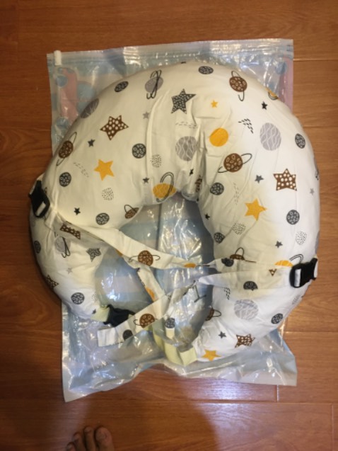 Đệm gối chống trào ngược có chất liệu vải cotton, bên trong có lớp lót có độ đàn hồi cao, có dây đai bảo vệ bé, có túi tiện ích để đồ. Mẹ có thể dùng để tựa thư giãn