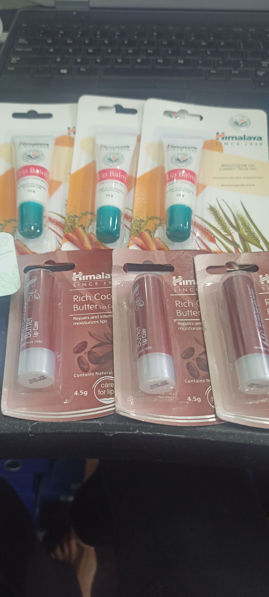 cảm ơn shop giao hàng siêu nhanh, son dưỡng rất tốt thoa lên môi mềm thơm dễ chịu, còn được tặng cây son cacao...giá rẻ mà chất lượng quá ok sẽ tiếp tục ủng hộ shop