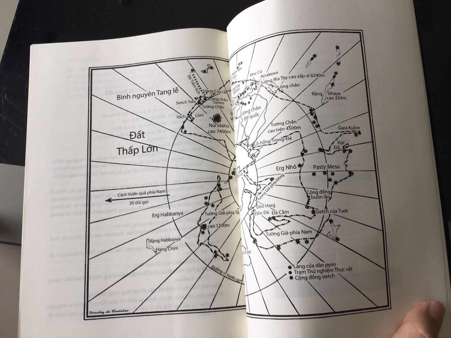 Sách to và dày hơn mình nghĩ. Dịch thuật chất lượng. Văn phong kể chuyện cuốn hút mạch lạc đúng chất kinh điển với ngôn ngữ miêu tả tỉ mỉ cùng rất nhiều thông tin kèm theo khiến cho thế giới của Dune sống động hơn thế giới Trung Địa của bộ truyện Chúa Nhẫn. Tuy nhiên, chính sự đồ sộ của tác phẩm mà để cảm nhận được tốt nhất trước tiên hãy xem phim dù phim không lột tả được hết toàn bộ tác phẩm và đọc các phần phụ lục để có được cái hình dung tổng quan trước khi thả mình vào thế giới của Xứ Cát. Tác phẩm xoay quanh nhiều yếu tố chính trị tôn giáo nên sẽ không nhẹ nhàng kiểu Harry Potter được vì thế để thấy nó hay cần phải chuẩn bị tâm thế và hãy đọc nó từ tốn chứ đừng đọc nó ào ào. Giá bìa là 249k nhưng mình mua đúng lúc giá giảm còn 171.810đ. So với nội dung của cuốn sách, đây là cái giá quá tốt.