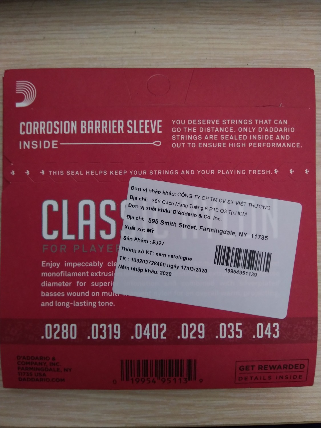 Dây d'addario này là chính hãng vì đã check mã số trên website của d'addario. Bao bì còn nguyên seal và bịch chứa dây còn kín khí nên không lo về chất lượng. 
Tiki suýt thì quên mất đơn hàng này, mình phải liên hệ với bộ phận hỗ trợ nhưng được cái phản hồi cũng nhanh và giao cho đơn vị vận chuyển trong ngày luôn nên không bị trễ hẹn.
