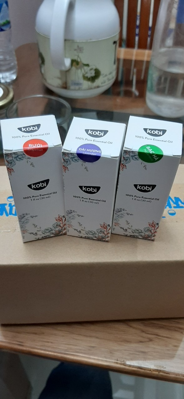 Điểm 10 cho chất lượng. Ưng lắm shop ạ, hình thức đẹp mắt! Quá tuyệt. Giao hàng nhanh, đóng gói kỹ, mùi tinh dầu thơm nhẹ nhàng mình rất thích. Mình mua 3 mùi : bạc hà, oải hương và vỏ bưởi. Bạc hà mình ngửi giống mùi kẹo bạc hà có chocolate. Oải hương cho tầm 4 5 giọt vô 300ml nc thấy mùi khá thơm và dễ chịu chứ không bị nồng như trước đây mình đã từng mua. Vỏ bưởi có mùi bưởi tự nhiên, khá đậm. Túm lại là không có gì để chê cả. Sẽ ủng hộ shop dài dài ạ