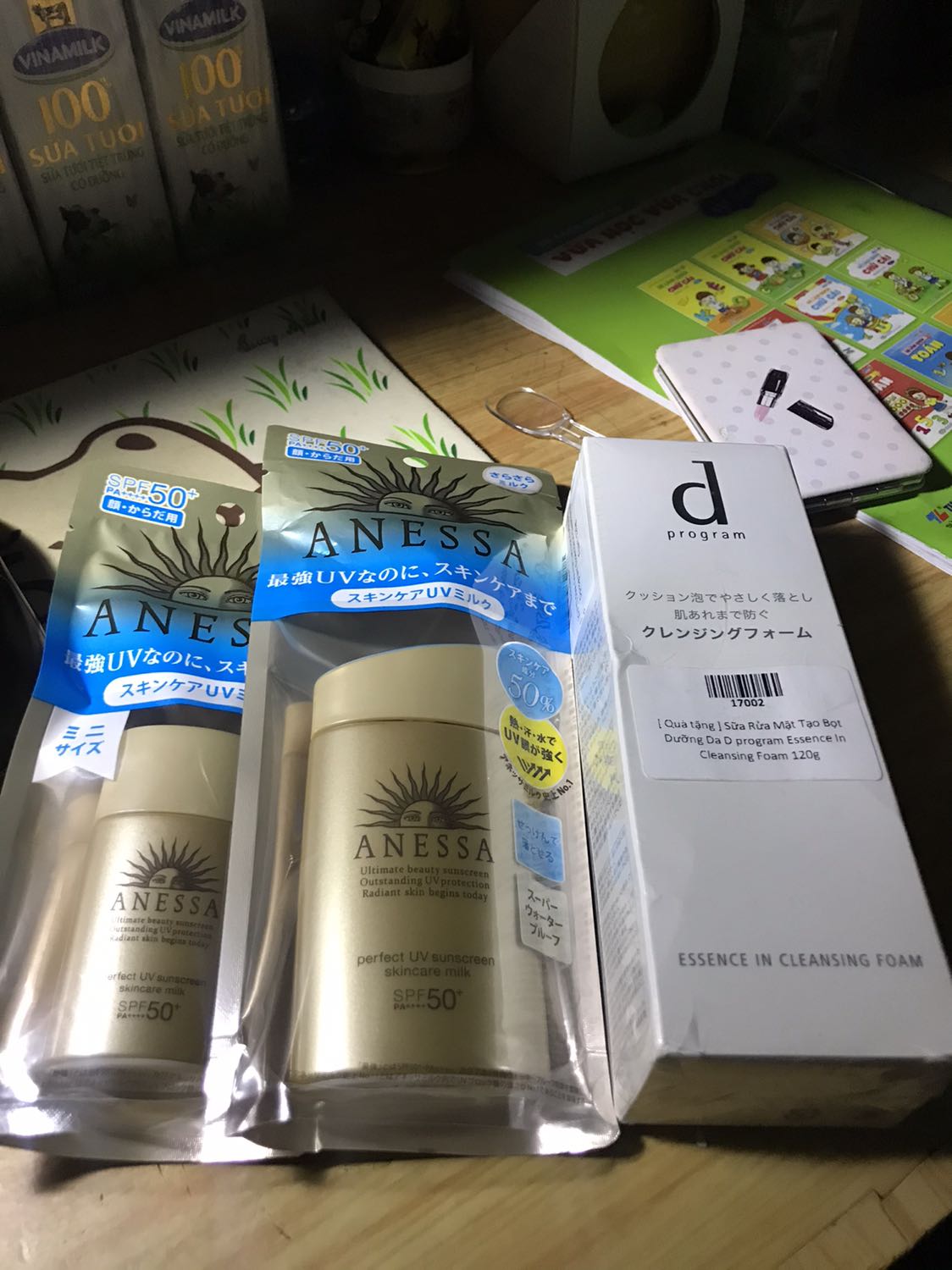 Hàng đặt tối qua mà trưa nay giao tới luôn rồi. Lần trước mình đặt 18/11, hẹn 25/11 giao mà đợi mãi k thấy ai gọi lấy hàng xong check hệ thống báo hoàn đơn luôn. Hôm qua vào mua lại thì được giao khác nhanh. Nhân viên giao hàng rất nhiệt tình. KCN chất lượng tốt nên mình dùng lâu rồi nè