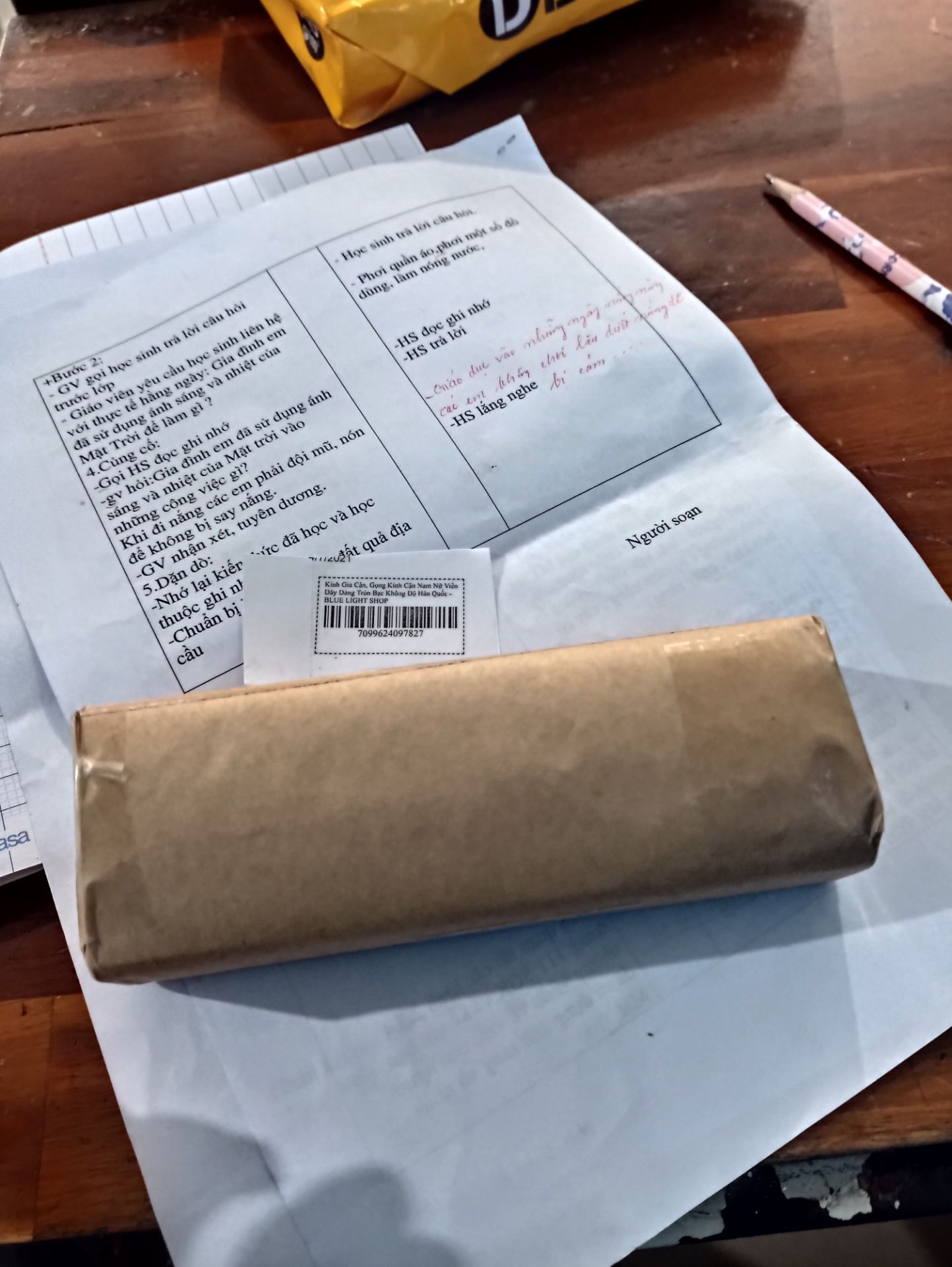 mình rất thích cách gói quà này, vừa dễ thương vừa thân thiện môi trường. hộp đựng kính rất đẹp rất hiện đại, được tặng kèm phụ kiện nữa..