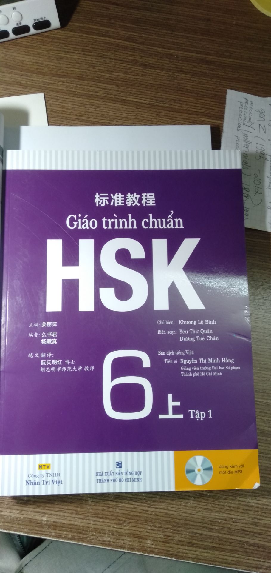 lần thứ hai mua hàng ở tiki thất vọng kinh khủng, tiki giao trễ so với ngày dự kiến một ngày đã không nói. lúc mình nhận đc hàng, cái hộp nát bét, bong ra luôn. sách bên trong cũng bị gãy, bìa sách thì cũ kỹ, trầy xước từa lưa, dịch vụ đổi trả thì k phải lúc nào cũng làm việc và khá lâu.
