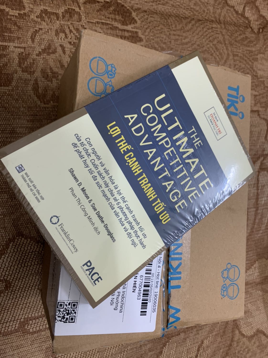 Nhận sách sớm hơn dự kiến, quy cách đóng gói cẩn thận với đầy đủ thông tin mô tả sp. Chất lượng sách rất tốt từ đóng gói li lông bảo vệ đến chất lượng giấy trắng.

Ghi điểm ngay từ những cảm nhận đầu tiên, xứng đáng là “Lợi thế cạnh tranh tối ưu” - dùng sức mạnh của văn hoá người đọc sách để trình phục thiện cảm của người đọc sách. Hiếm một quyển sách nào tạo sự trải nghiệm tốt như cuốn này, người đọc cầm trên tay cuốn sách là biết ngay là cuốn sách này (không cần nhìn hay đọc) nhờ vào chữ in nổi trên trang bìa. Cầm trên tay rất có cảm giác tạo hưng phấn cho người đọc. 

Đó là những cảm nhận của bản thân mình, chúc các bạn vui và hài lòng về lựa chọn của mình - giống như tôi ???