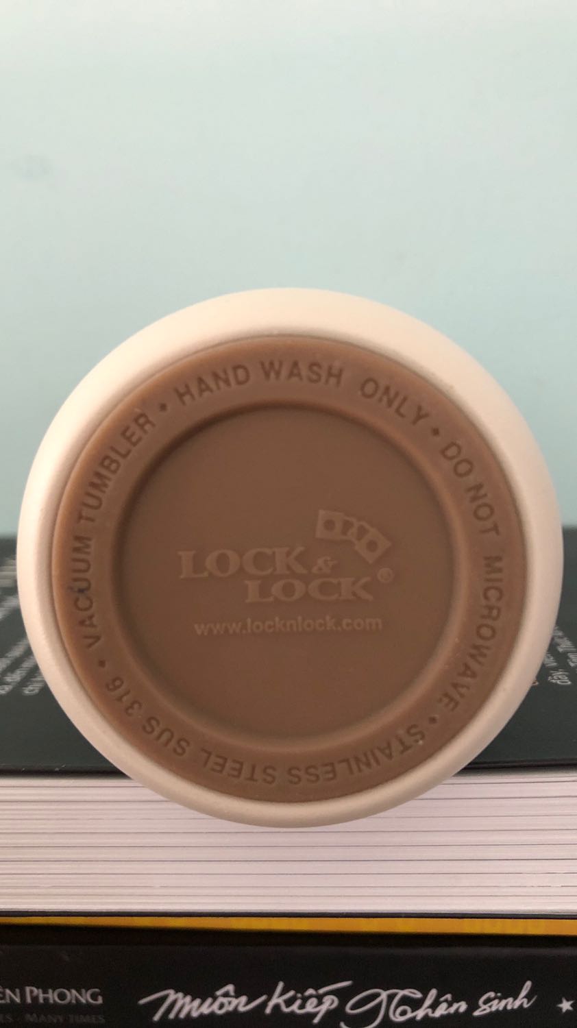 CỦA MÌNH MÀU TRẮNG NHÉ

Bên ngoài: rất đẹp, cầm nắm gọn, chắc tay, dễ lau chùi, tiện lợi, nắp nhựa cao su giả vân gỗ. Đế cao su chống trơn trượt, bám mặt phẳng, thêm điểm cộng

Bên trong: dung tích chứa 400ml, giữ nhiệt được tầm 12h (đầu nắp nhựa nó sẽ hơi ấm ). Còn giữ lạnh mình chưa thử qua ! Nắp lọc trà gọn, thêm công dụng nhỏ là điều chỉnh dòng chảy khi uống nhé

NÓI CHUNG LÀ ĐÁNG TỪNG XU NHÉ MN:)