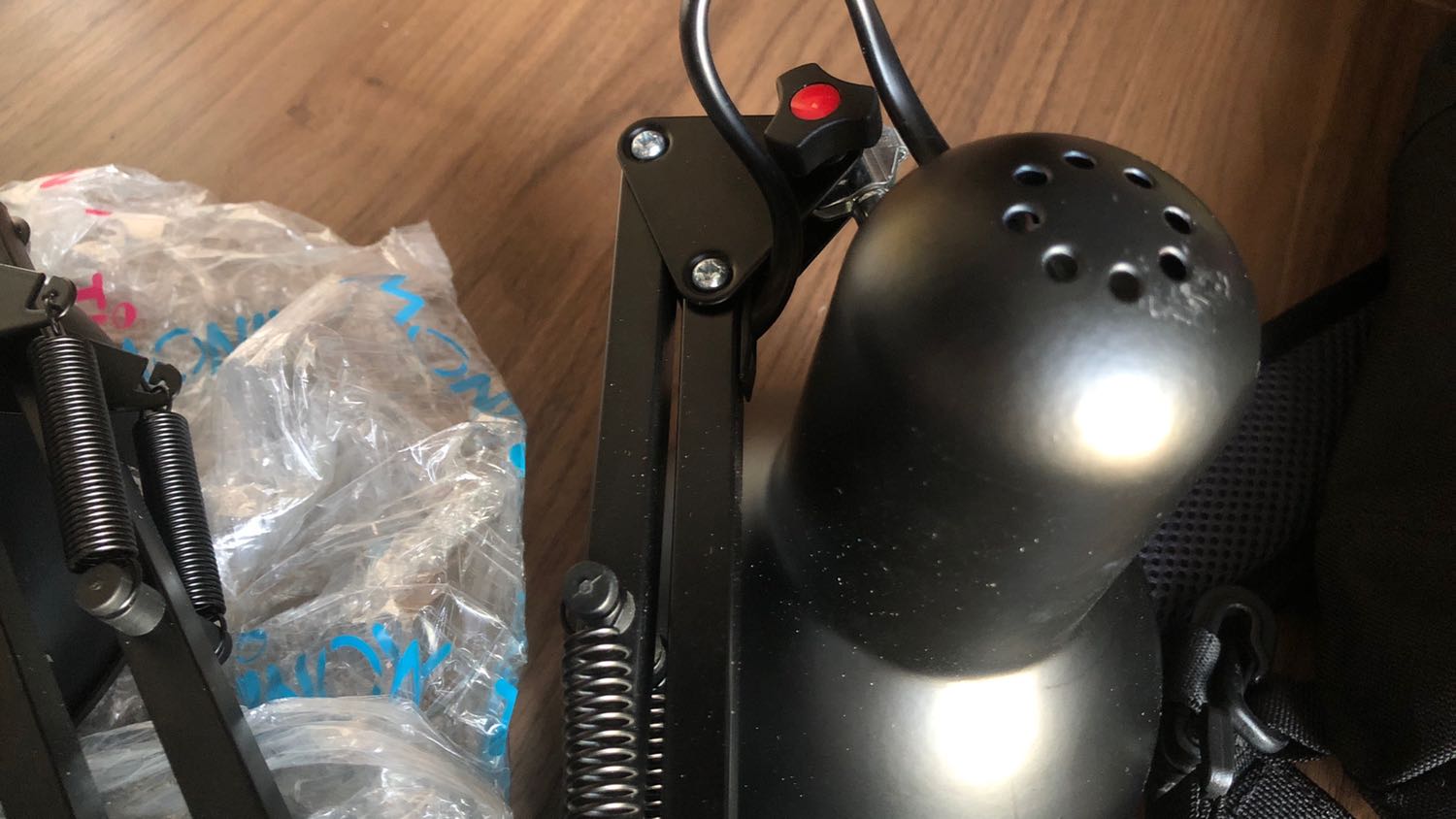 -Kiện hàng bị phá nát lúc mà mình nhật được.
-Mình ở chung cư nên khi mà mình nhận được món hàng thì hộp bị dẹp mất.
-Bên trong không có bóng đèn như miêu tả.
- Cái phần đầu grip không có kết nối được với nhau. Rất là lỏng lẻo nhìn rất fake.
- Nút siết trên đầu thì của cái đèn thì bị bị lỏng lẻo không có chặt
-Lỗ tròn này nhét không có vừa cái đuôi đèn

Xin Tiki cho mình trả lại hoàn và hoàn tiền??