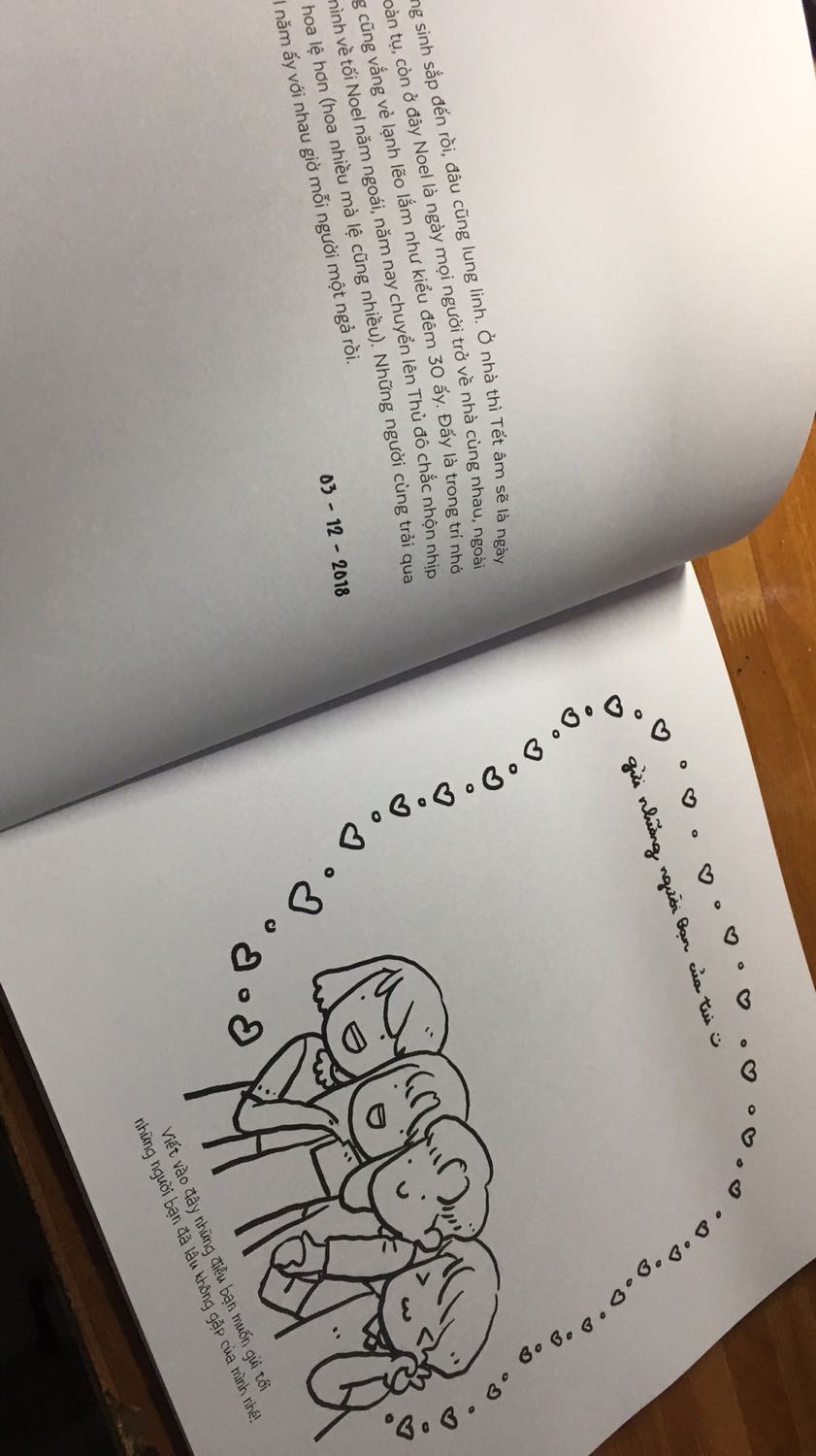 Nét vẽ của anh này mình mê lâu rồi mà bây giờ mới mua đc, trang sách giày (có thể tô màu chì, màu dạ, màu nước), nét vẽ cute, rõ nét. "Tô bình yên vẽ hạnh phúc" thì nghiêng về tô nhiều hơn và phần truyện cx ít hơn. "Mình chỉ là người bình thường" kết hợp cả tô màu, vẽ, viết, trang trí, tương tác (dán ảnh, thêm chi tiết, viết ước mơ hay các điều khác) và cốt truyện đa dạng (như là nhật kí của tác giả khi còn đi du học, đã về VN và các bài học hữu ích). Dù sao 2 quyển này mình rất mê và hợp ý mình. Shop đóng gói kĩ lắm, giao hàng hơi lâu (đặt 11, 18 giao) mà ko sao, chắc do dịch bệnh nên bỏ qua cho shop 5*.