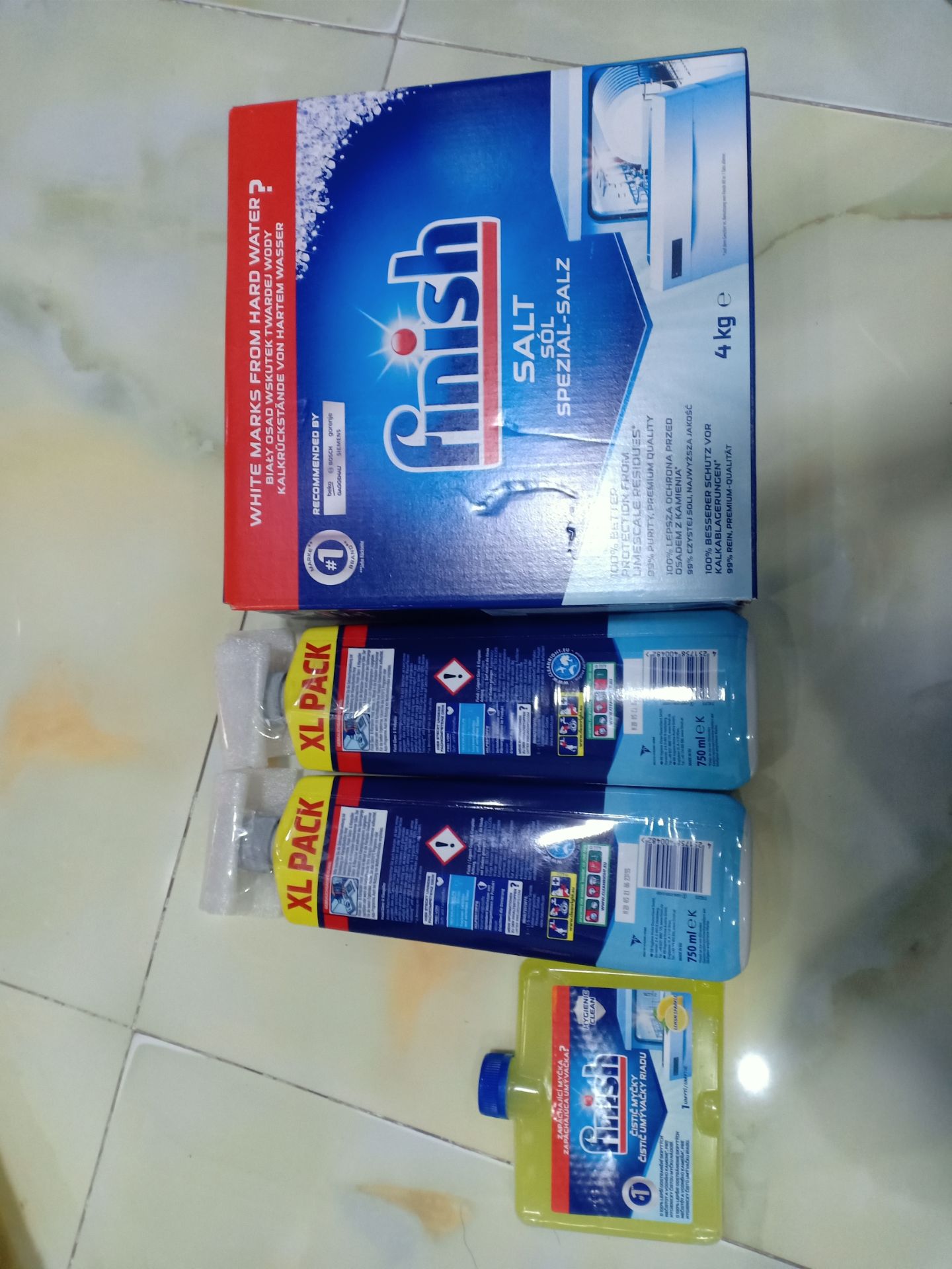 Mình đặt mua 1 chai làm bóng 1150ml, nhưng được nhận 2 chai 750ml, thành ra là được nhiều hơn. Cám ơn shop đã khuyến mãi nhé.
Còn về chất lượng, thì mình đã sữ dụng sp này lâu rồi, nên mình mới mua thêm, và ko cần lăn tăn về chất lượng.
Nói chung là sach, bóng, thơm.