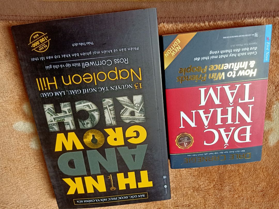 Tiki giao hàng nhanh, vẫn là đóng gói trong hộp giấy thôi, tuy nhiên sách hơn bẩn ở bên ngoài, ko có bọc nilon. Sách mk mua đọc thì ko sao, nhưng mk mang đi tặng nên rất ái ngại, may là mk xịt cồn và lau đi đc, bên trong sách thì ko có vấn đề gì.
Nội dung cuốn sách này thì ko có gì phải bàn rồi, rất nên đọc để phát triển hơn về bản thân.