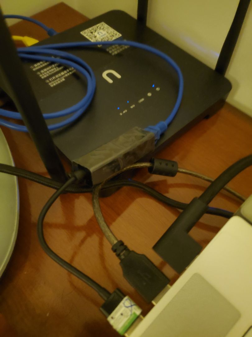 dùng rất ổn, đừng phí tiền mua mấy con 40k chỉ truyền được 5mb max, con này chạy ổn định và băng thông cao phù hợp cho gamer hay streaming, netflix, wfh,...