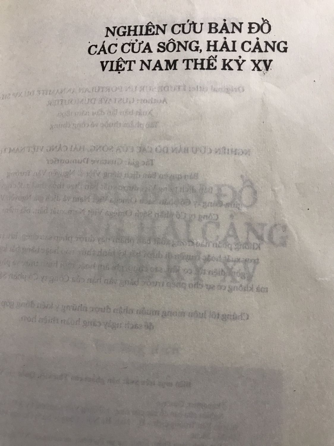 Sách cùng giao một lần với 1 cuốn khác. Cuốn kia được bọc nilon cẩn thận, còn cuốn này thì không nên bị gấp góc bìa sách. Trang đầu nhàu bẩn. Không thật sự hài lòng shop lần này.