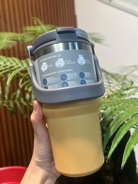 Hàng chuẩn chính hãng , mình đã *** giữ nhiệt rất tốt, có tay quai xách cầm cực kỳ tiện lợi đi ,mình đi tập mang theo cực tiện, bỏ cốp hay treo xe ko bị trào nước ra ngoài. Miệng bình rộng cũng dễ vệ sinh nữa. Mẫu này nên mua nha mn