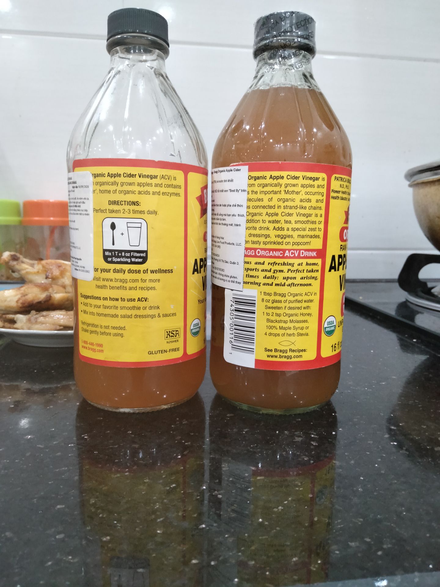 mình mua của hai shop khác nhau và cảm quan thì thấy sp của shop chất lượng hơn. không biết ntn nữa. Nhiều khi mua hàng mà thấy hoang mang quá vì khác nhau cả về nhãn dán bên ngoài cơ. Nếu nhìn thoáng qua thì ko thấy nhưng đặt hai chai cạnh nhau khác liền à! chai dở là của shop còn chai mới là của shop khác. Bạn nào hay dùng và tìm hiểu về vấn đề này giải thích cho mình với để mình yên tâm! Cảm ơn cả nhà!