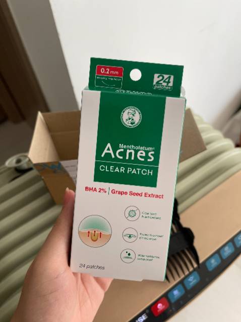 Mỏng le, dán lên k lộ. Giá rẻ, 24 miếng, tính ra hời nhất trong mấy loại, dán lên cỡ nửa ngày, rồi tối về dùng thêm chấm mụn cùng hãng là ổn, giá cũng mềm mại hơn mấy loại khác. Mụn xẹp rồi dán tiếp để nó không bị thâm sẹo