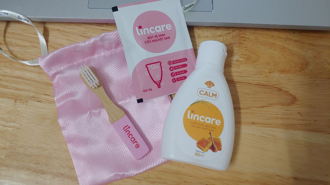 Combo tiện lợi, đầy đủ dụng cụ. Mỗi thứ ở trong 1 hộp riêng, thiết kế tone hồng xinh xinh, mỗi tội lấy ra dùng rồi bỏ đi hẳn 3 cái vỏ hộp thấy.... hơi phí