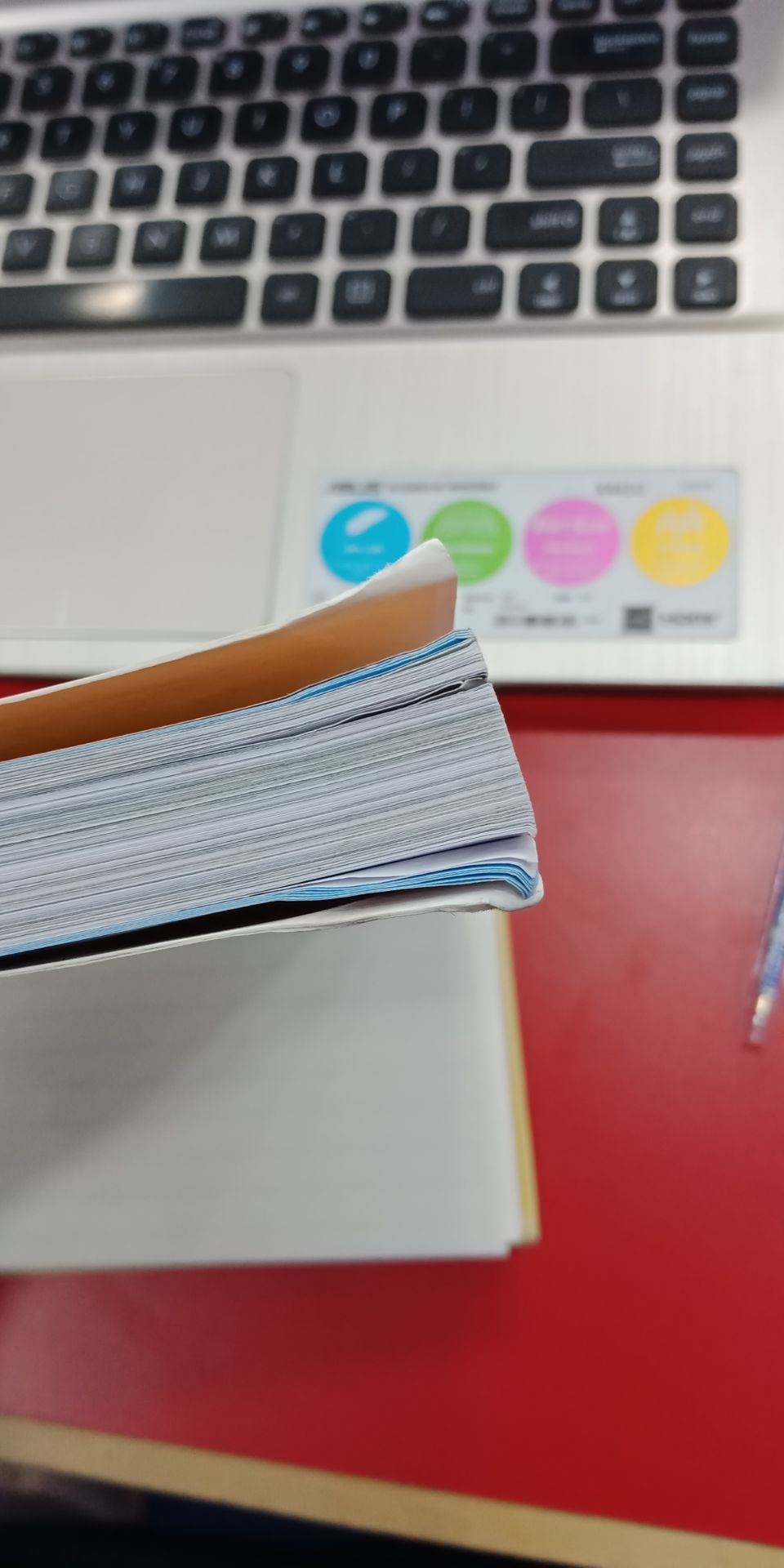 rất bực bội khi tháo hộp ra thấy cuốn sách cong vòng ở các góc. 
bìa sách thì có vài vết dơ như sách cũ. 
tôi yêu cầu tiki đổi hàng lại cho tôi ngay lập tức. 
hoặc nếu đã hết thì hoàn tiền lại. 
không thể chấp nhận một mặt hàng như vậy được