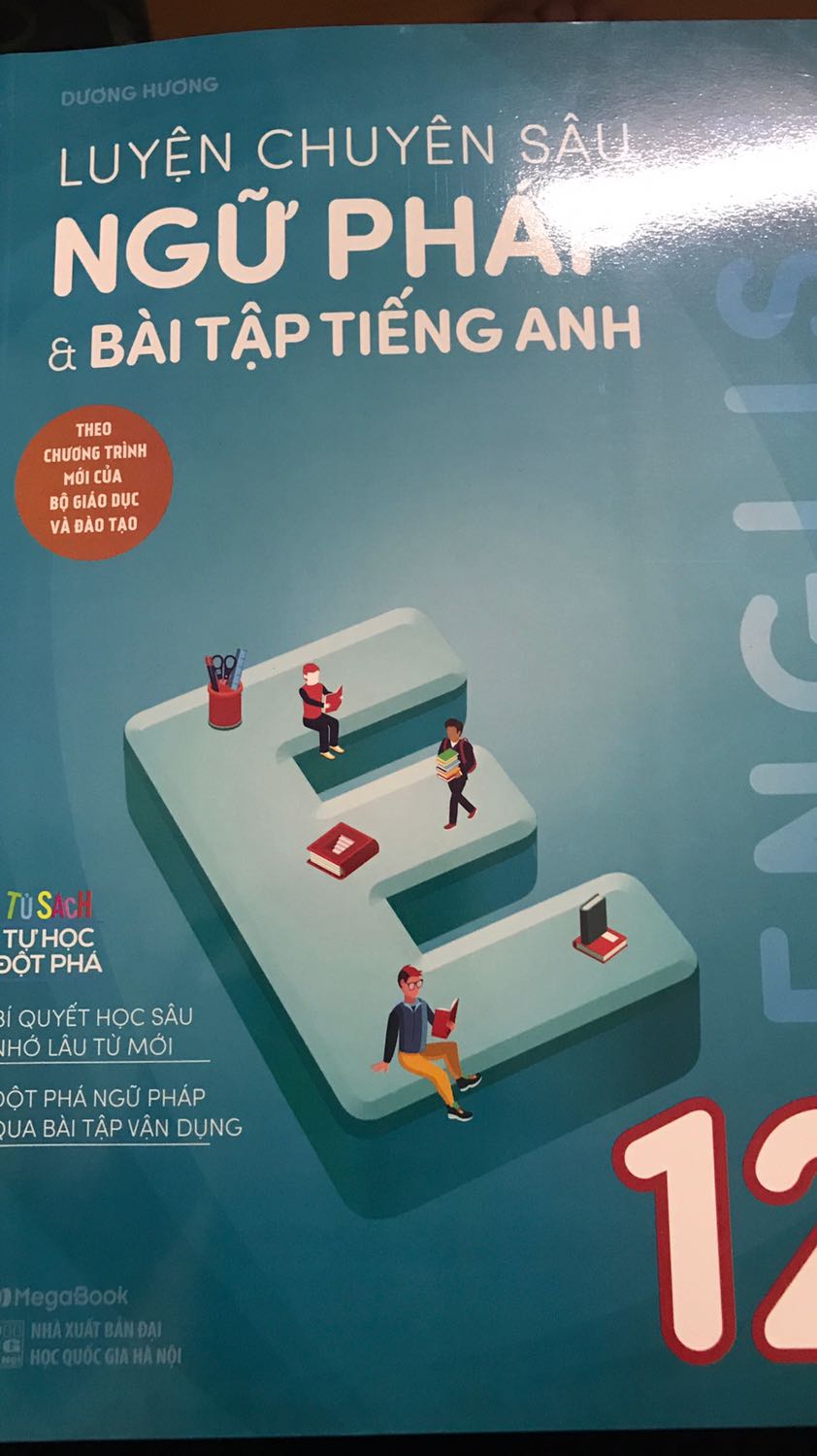 Sách rất đẹp và cách trình bày dễ học. Phần từ vựng có ảnh dễ nhớ. Có nhiều bài học hữu ích và bài tập theo sát bài. Có cả phần đáp án sau sách. 
Mình rất thích cuốn sách này. Mình mua được giá rẻ nữa nếu mua nhà sách không thể có giá này. Giao hàng nhanh đóng gói chắc chắn
Tuyệt