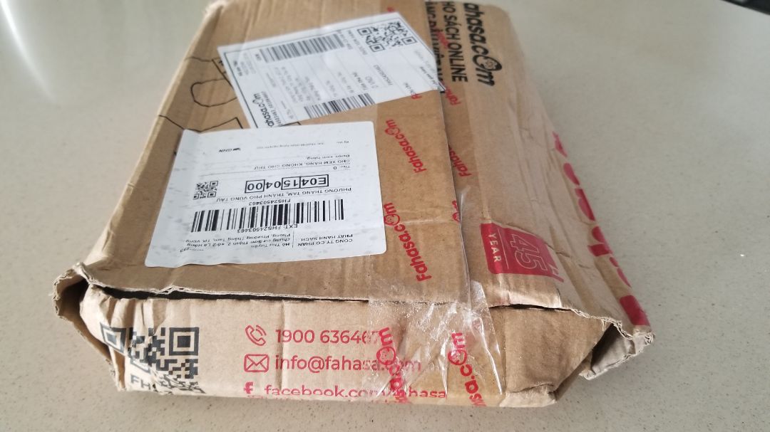 Tưởng là không nhận được rùi vì đặt hàng hơn 1 tháng mà mới tới. Trong mùa dịch, mà có sách đọc thì hay quá chừng. Cách viết văn rất thu hút người đọc. Quyển sách hơn 500 trang. Đọc lần đầu, 1 lèo hơn 200 trang. Lần sau đọc xong hết luôn. Các nhân vật đều có cá tính đặc trưng. Nơi nào có tình yêu, điều kỳ diệu sẽ hiện hữu. Đáng Đọc và trãi nghiệm cảm xúc. Mua đọc đi các bạn