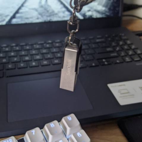 Giao hàng nhanh, sớm hơn 1 ngày so với dự kiến. Về sản phẩm thì chiếc USB có kích thước nhỏ gọn, thiết kế nhìn đẹp hơn so với trong ảnh, mình dùng làm móc khóa luôn :)) ; Tốc độ đọc ghi tốt, *** bằng phần mềm thì cao hơn cả thông số ghi trên web. Về độ bền thì chưa biết ra sao nhưng tóm lại rất hài lòng về dịch vụ và sản phẩm của tiki.
p/s: Trên gói có một vết rạch là để lấy ra dán tem bảo hành chứ không phải hàng fake đâu =)) Giao hàng nhanh, sớm hơn 1 ngày so với dự kiến. Về sản phẩm thì chiếc USB có kích thước nhỏ gọn, thiết kế nhìn đẹp hơn so với trong ảnh, mình dùng làm móc khóa luôn :)) ; Tốc độ đọc ghi tốt, *** bằng phần mềm thì cao hơn cả thông số ghi trên web. Về độ bền thì chưa biết ra sao nhưng tóm lại rất hài lòng về dịch vụ và sản phẩm của tiki.
p/s: Trên gói có một vết rạch là để lấy ra dán tem bảo hành chứ không phải hàng fake đâu =))