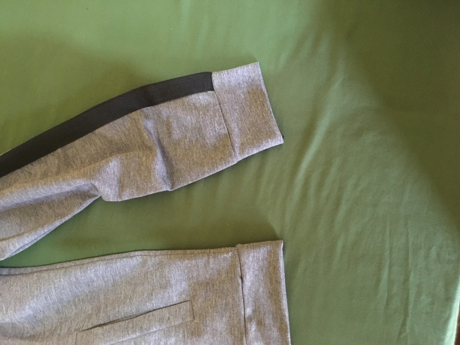 Không giống với sản phảm mô tả, phần cổ tay và phần dưới cùng của áo không có thun bó! yêu cầu tiki phối hợp với bên bán hàng giao lại đúng sản phẩm cho tôi. cảm ơn./.