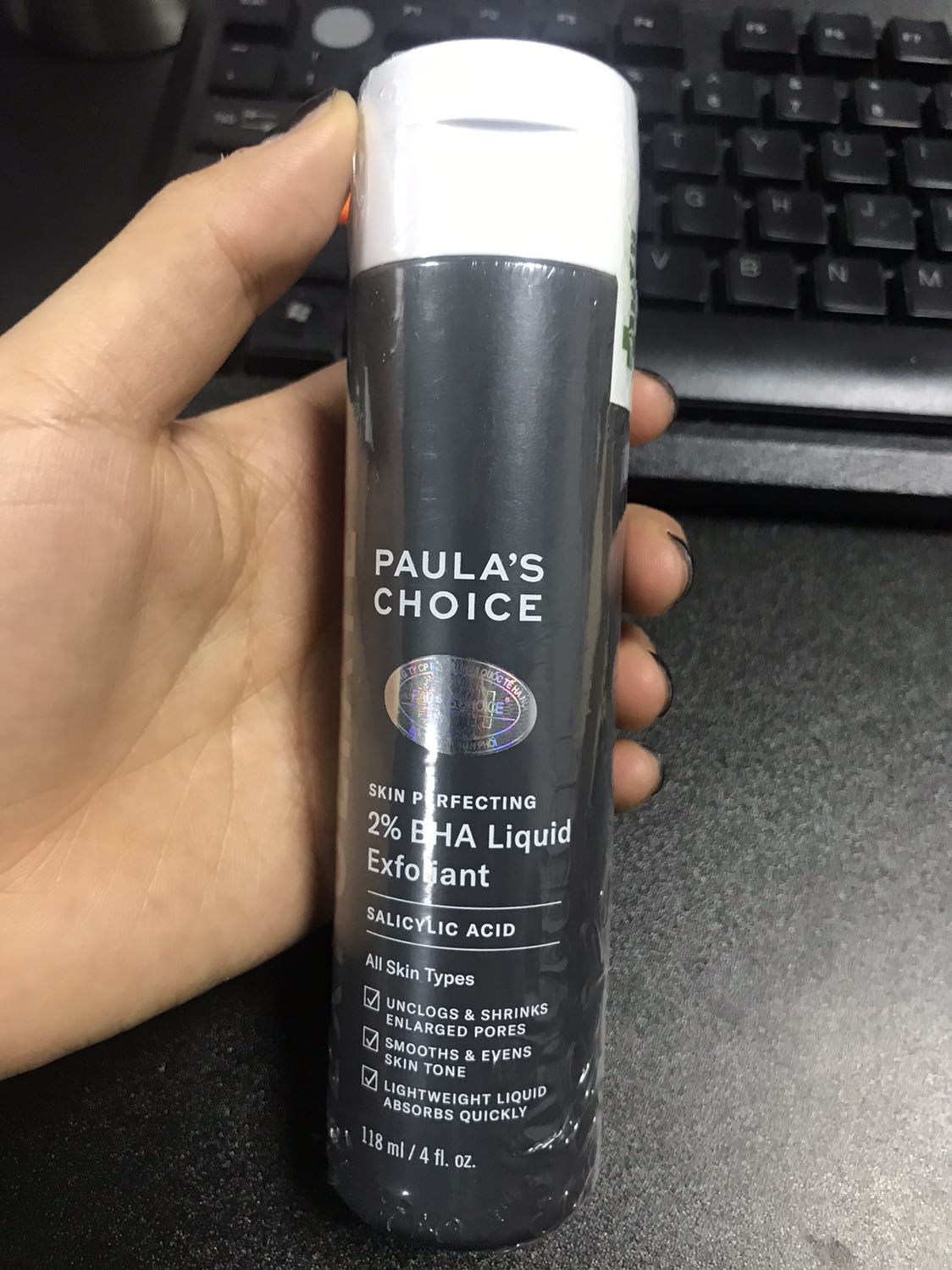 Sản phẩm còn nguyên, ko bị rò rỉ gì cả. Tem nhãn các kiểu. Mình vào trang tiki theo link của Paula Choice Việt Nam trên *** thì thấy link tới tiki của iStoreVN nên yên tâm mua. Giá 549k do có mã giảm 50k.