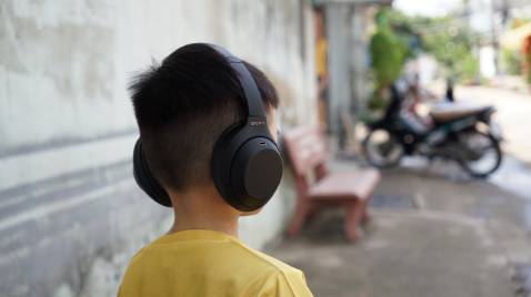 Lúc mua không hề biết trên Thế Giới lô WH1000XM4 này bị lỗi bản lề rất nhiều, số xui Tiki giao trúng cho mình cái bị lỗi đó. Hy vọng tiki đọc được cái review này và có chính sách hỗ trợ mình.
Mọi người lên Youtube tìm: sony wh 1000xm4 lỗi bản lề là ra video của mình.
Chỉ cần tìm Google Sony WH1000XM4 creaking plastic sound là ra một đống kết quả của những người mua trúng hàng lỗi. Mình nghĩ Sony làm ăn uy tín, chỉ cần đem tới trung tâm bảo hành họ sẽ đổi hoặc sửa cho mình. Không ngờ khi mang đến, họ giả bộ *** xíu rồi bảo bình thường, không lỗi gì hết. Cầm xoay cái bản lề nó kêu ọt ẹp như thế mà bảo không lỗi ? Tai nghe hơn 5 triệu mà để lỗi gia công như thế giao đến cho khách hàng ? Đeo vào mỗi lần cử động đầu nó cứ kêu cạch cạch thì sao xài ?
Mình phải đi mượn cái micro để quay video thu âm lại đăng lên cho mọi người lưu ý, ai xui mua trúng cái lỗi giống mình thì Sony nó ko bảo hành đâu.