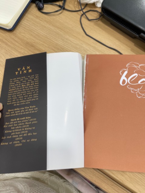 Sách bề mặt cũ và bung gáy, mình thật sự thất vọng vì lâu rồi mới mua lại sách bên Tiki mà nhận sách lại như vầy =.= Như kiểu bán sách tồn kho lâu ngày vậy.