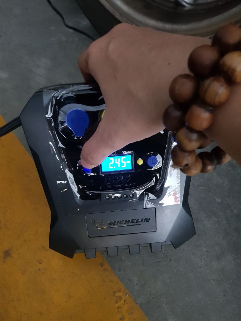 Shop giao hàng sớm hơn dự kiến. 
Bơm mới cóng lại bao bọc gói kĩ rất hài lòng!
Đã xài. Thấy tiện & tốt hơn model cũ của máy bơm Michelin.

Có cái túi vải giữ máy sạch và chế độ ngắt khi bơm đủ hơi tốt hơn máy cũ.

Sẽ ủng hộ shop tiếp. Cảm ơn nhiều!