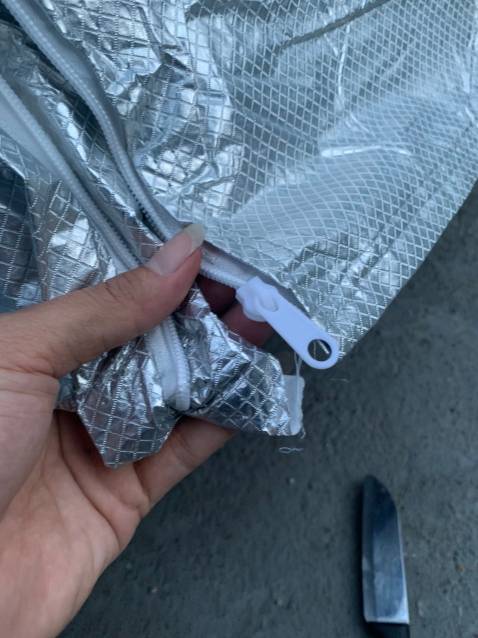 Xin chào Shop,
Shop giao hàng rất nhanh, đóng gói tốt. Tuy nhiên, sản phẩm đang bị hỏng khóa như hình. Vui lòng xử lý giúp