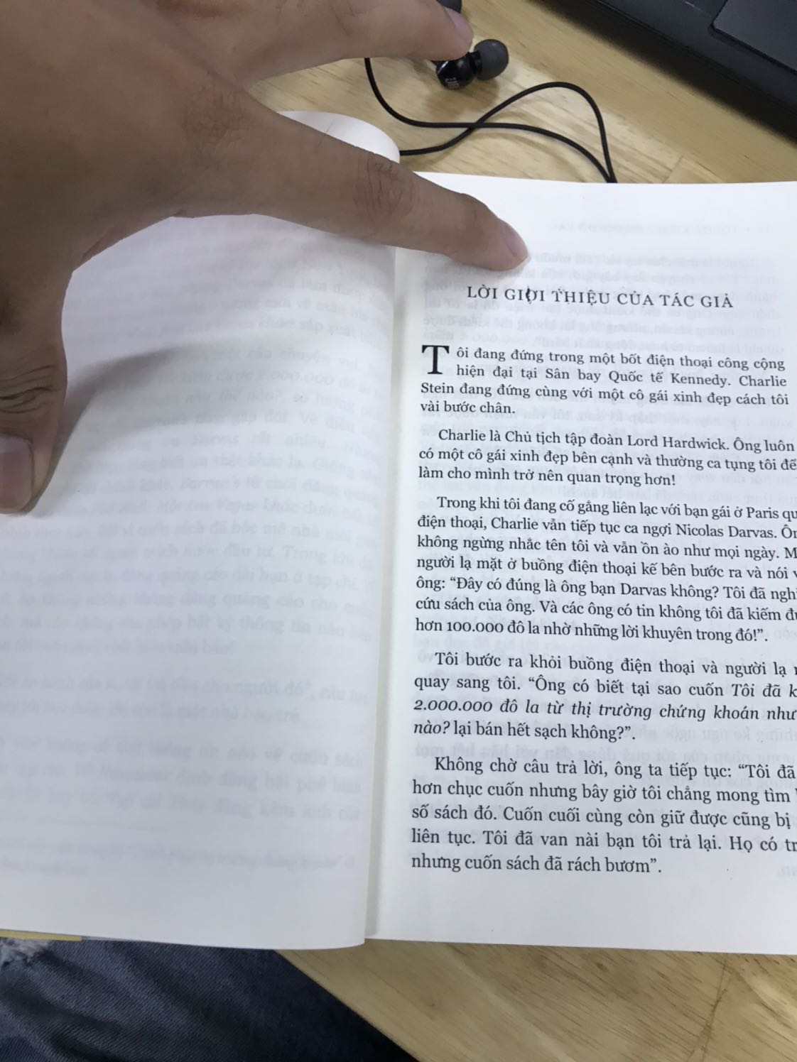 Mình mới nhận sách hôm qua. Về đọc thì thấy có vài trang sách không được in. Trường hợp này mong Tiki giải quyết dùm và đổi sách mới in đầy đủ nội dung sách cho mình với ! Thanks