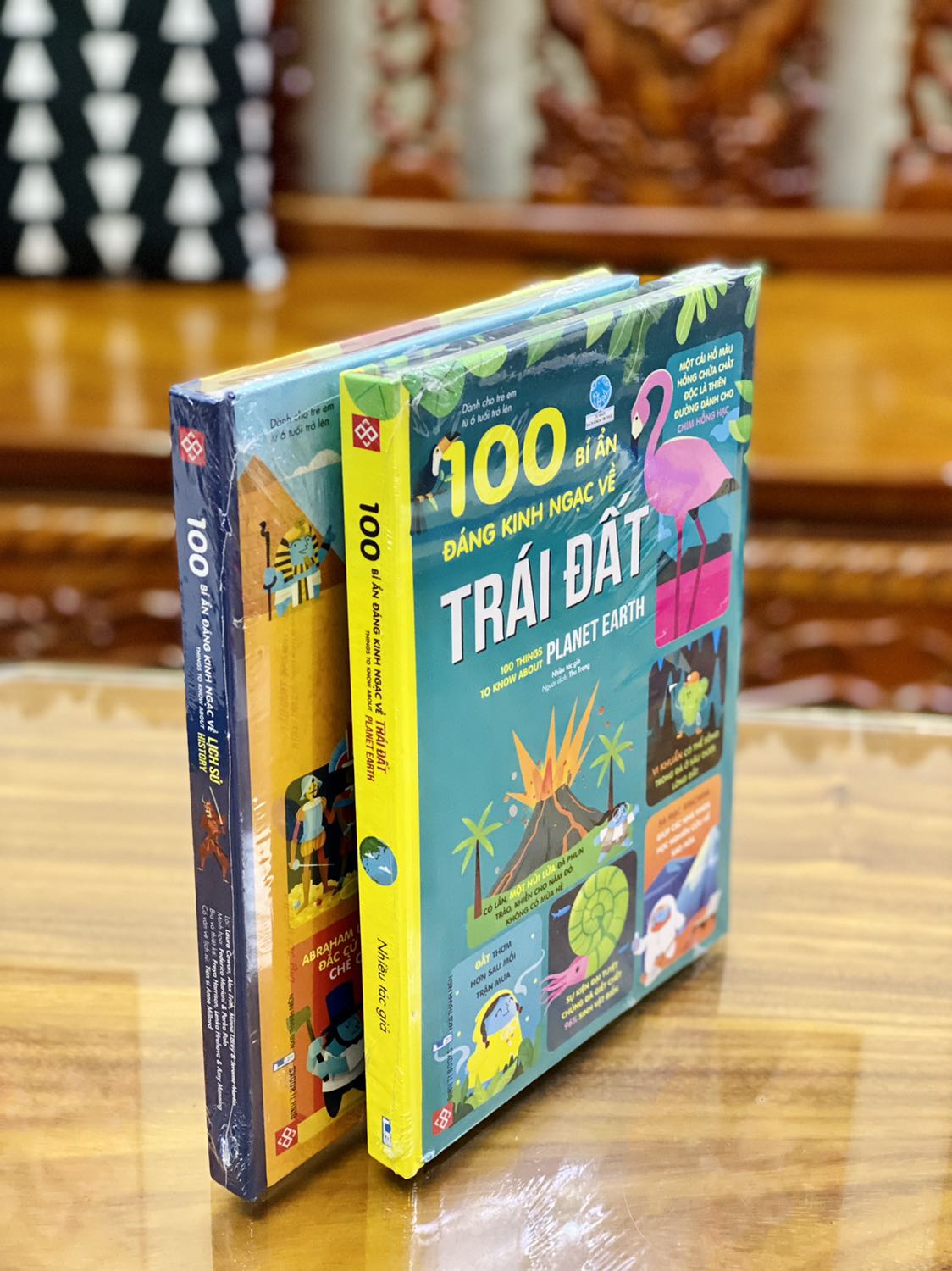 - Mình đặt 2 quyển 100 bí ẩn đáng kinh ngạc về trái đất và lịch sử. Cả 2 quyển đều có bìa cứng, khổ vừa, in màu toàn bộ; ảnh minh họa sinh động, trực quan và rất đáng yêu. Bìa sách bắt mắt, chất lượng giấy tốt. Về nội dung mình thấy sách trình bày tốt, cung cấp nhiều kiến thức hữu ích và thú vị. 
- Fahasa đóng gói thật sự cẩn thận và chắc chắn, sách ngoài được bọc chống sốc, mỗi quyển còn được bọc màng co phẳng phiu. Đơn lần này mình săn sale nên đặt được một lúc 5 quyển ưng ý. Tuy nhiên mình không hài lòng về giờ giao hàng của Fahasa (hoặc đối tác vận chuyển), đơn dự định giao vào thứ 6 nhưng đến tận 19:30 tối thứ 7 mới giao cho mình. Giao ngoài giờ hành chính và muộn như vậy nhưng không một thông báo nào cả. Trên app Tiki vẫn thể hiện đơn hàng giao vào thứ 6? Mình không hiểu lý do tại sao.