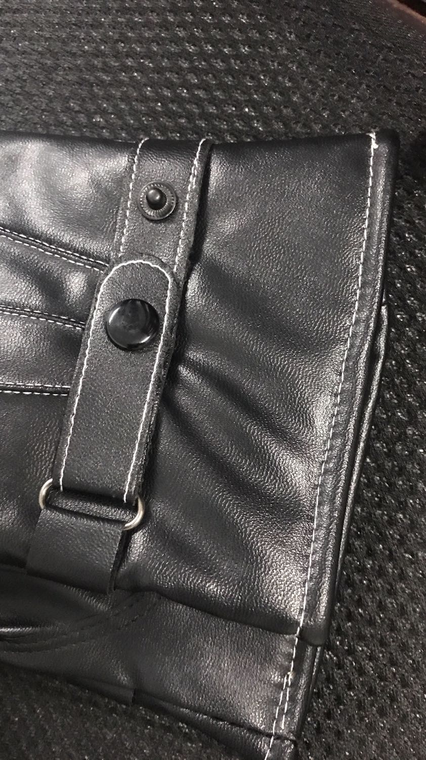 Găng tay đẹp. Da mềm mại có lớp nỉ lông bên trong đeo ấm tay ghê luôn. Găng tay da nên trời có mưa phùn mưa nhỏ cũng tự tin chạy xe. Còn khoản cảm ứng điện thoại thì quá là ok luôn. Sản phẩm tốt. Ủng hộ shop. 5 sao nè.