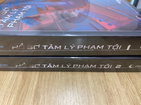 Phải vác ngay 2 tập về vì chờ đợi quá lâuuuu.
Sách đều có seal, cầm chắc tay, dày.
Dịch okela, mình thấy k có lỗi nhiều, diễn đạt tốt
Nói chung là cứ canh sale để mua thì giá cx k quá chát ạ =))))