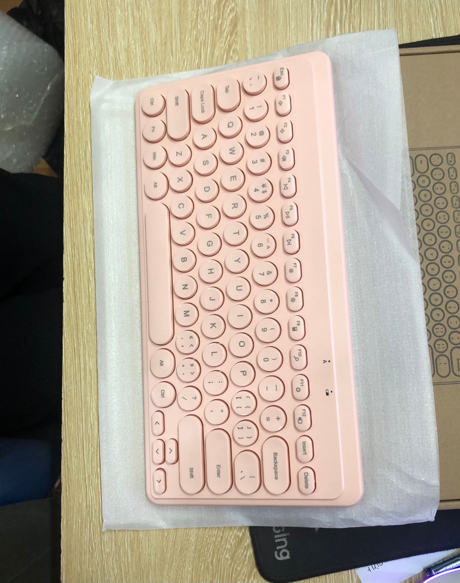 nhận hàng về mình bất ngờ luôn, màu đẹp quá , phím nảy và êm.mong nó sẽ bền