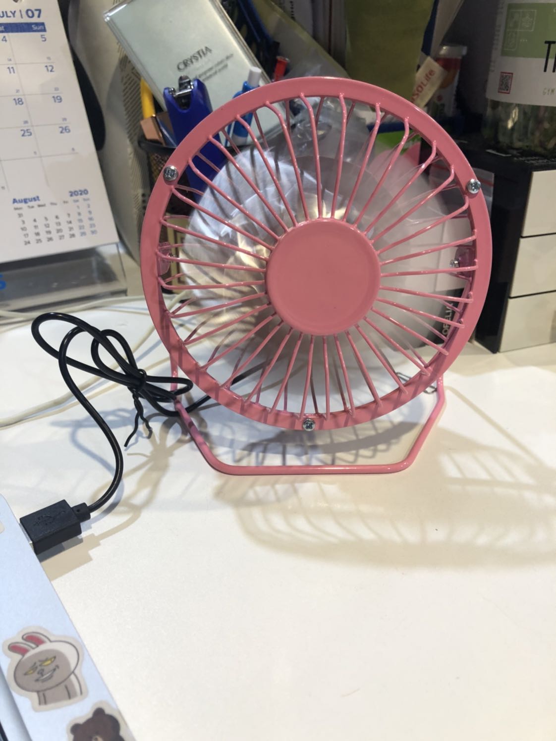 Nhỏ hơn mình nghĩ, quạt hơi yếu, không mát lắm. Nhưng nói chung giá cũng rẻ nên không mong đợi gì nhiều