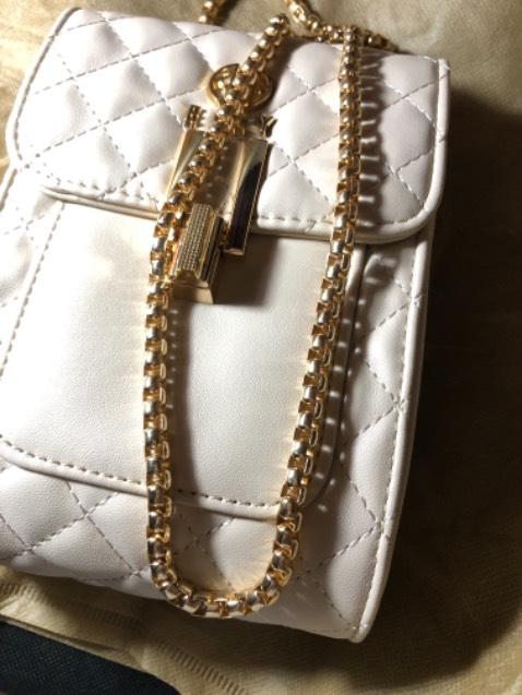 Túi đẹp, nhưng giống hàng để lâu, có một số vết xước nhẹ nhưng không đáng kể. Giao hàng khá lâu