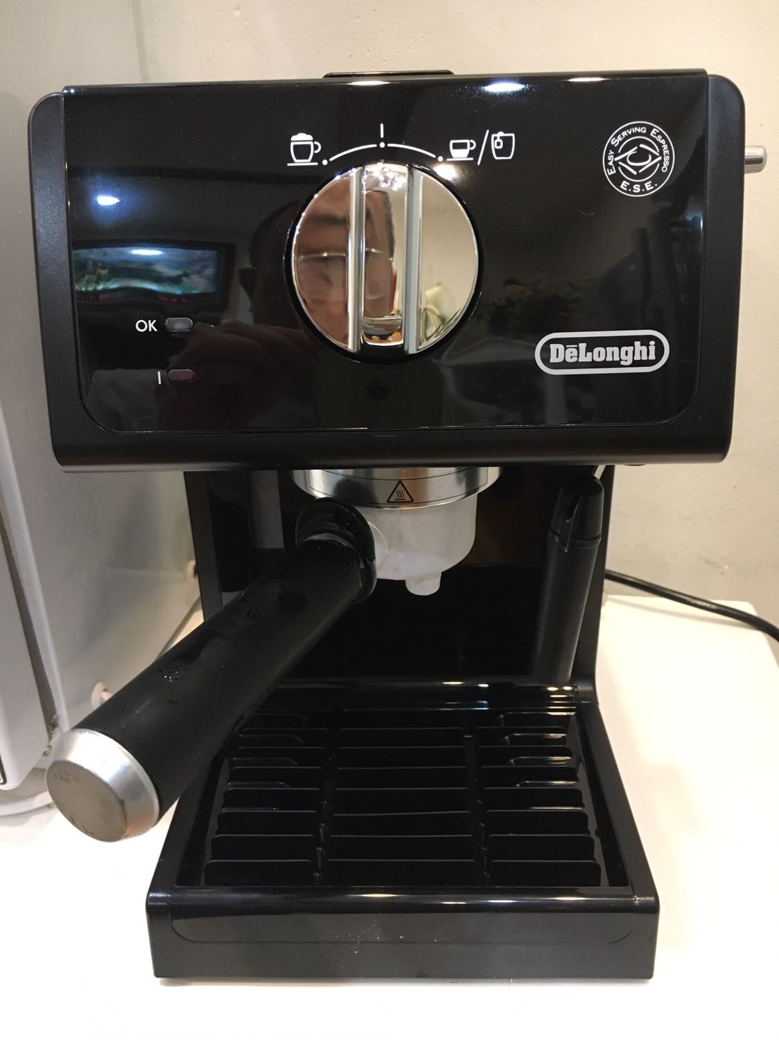 1. Cốc đựng cafe mới dùng một lần đã trồi goăng cao su ra ngoài
2. Tay nắm đựng cafe không đưa vuông góc với máy như hướng dẫn được