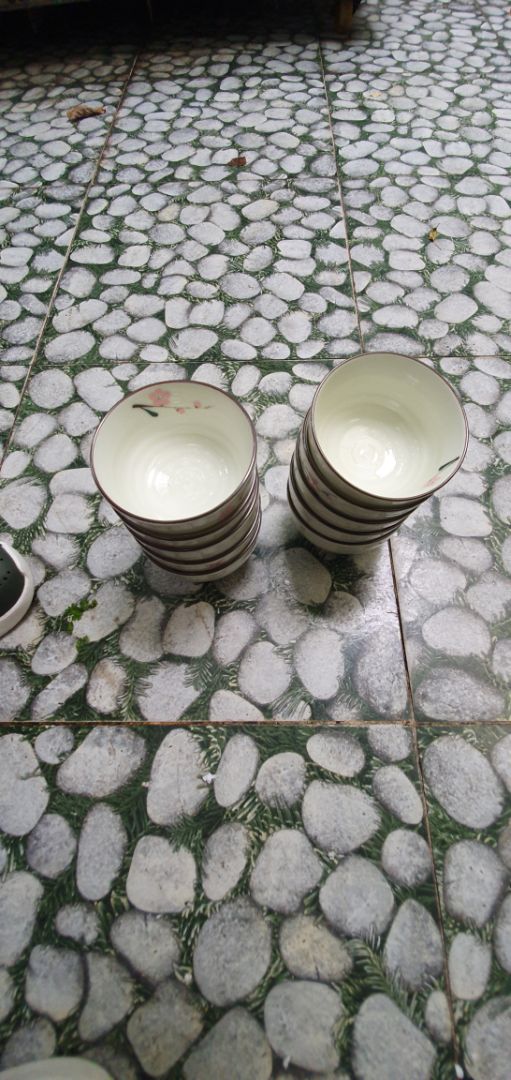 Gói kĩ, chén đẹp, có nhãn hiệu bát tràng, nét vẽ hoa văn bằng tay,( các bông hoa không đều). Bên trong lòng chén có vẽ hoa văn đơn giản,