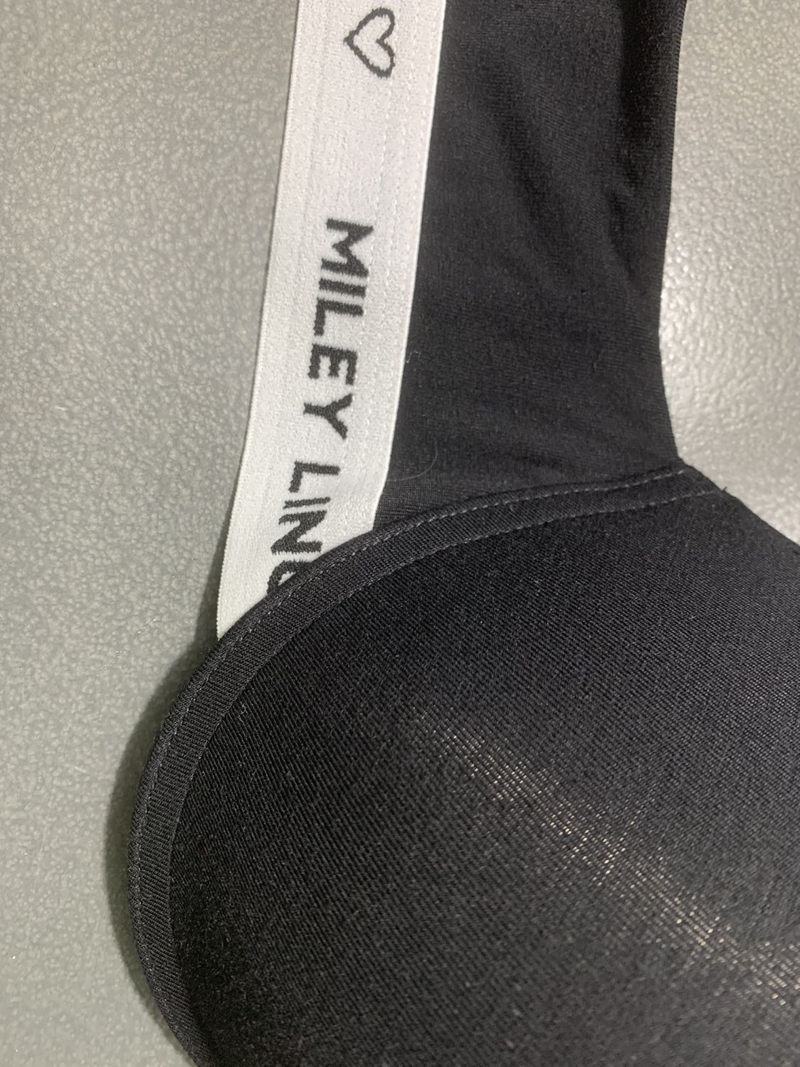 Chất liệu áo - quần tốt . Thoáng khí . Chọn theo bảng size rất chuẩn. Vừa vặn . Quần có giãn ít nhưng rất thoải mái. 
Fom áo lót rất xấu. Không nâng ngực .
Rõ ràng mặc vừa cúp áo mà vẫn lộ viền áo khiến mình cảm giác như mặc áo rộng vậy. 
Ưu điểm là chất liệu tốt mềm mại nên mình mới nhận hàng. 
Chất liệu 5* 
Kiểu dáng quần 5*
Kiểu dáng áo 3*