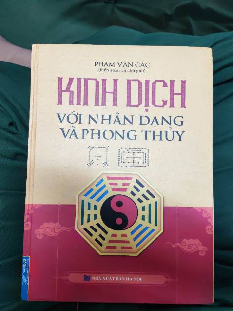 có nhiều lỗi chính tả, một số lỗi về in màu và ghim sách